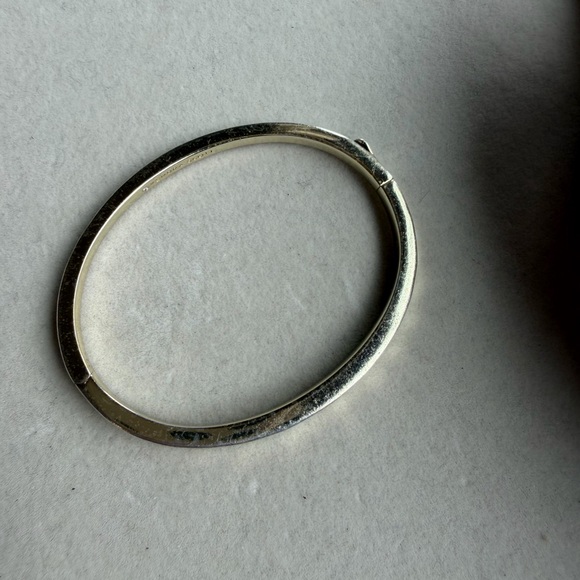 Kendra Scott Gold Tone Hammered Clasp Bracelet Classic Minimalist Bangle - Picture 5 of 6